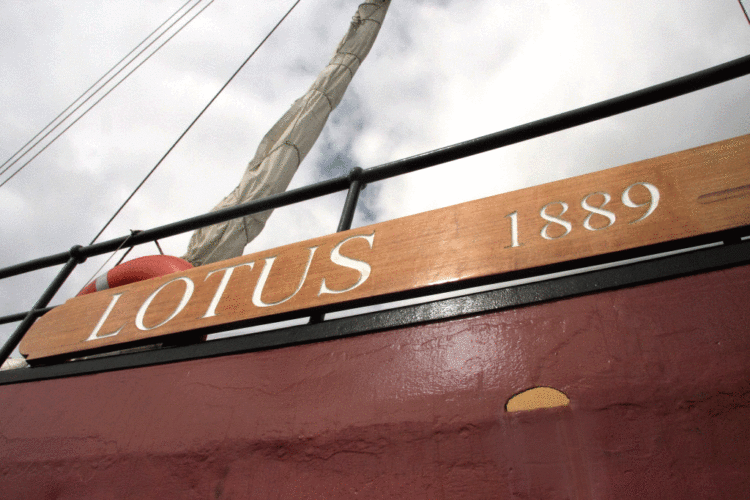 Zeilschip de Lotus uit 1889, nog authentiek qua uiterlijk maar modern en comfortabel ingericht.
