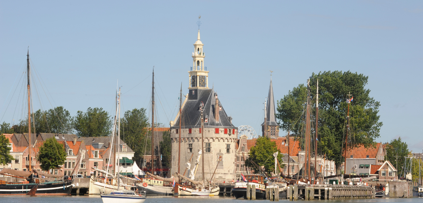 Der Hafen von Hoorn mit dem Hauptturm