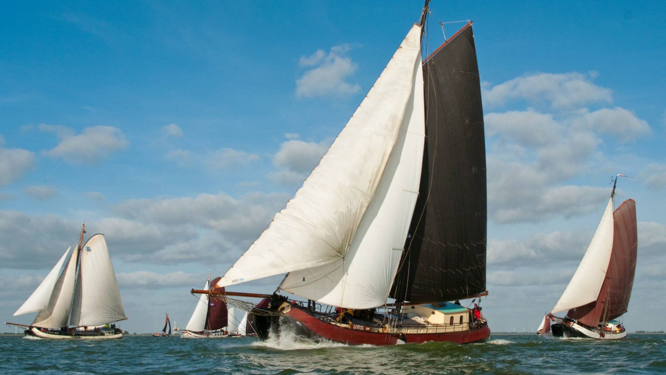 Segeln Sie mit vollen Segeln auf einem authentischen Segelschiff durch das Wattenmeer