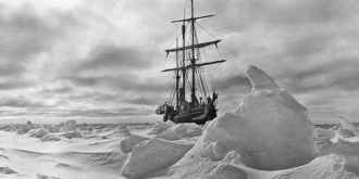 Zeilschip de Endurance vast in het ijs